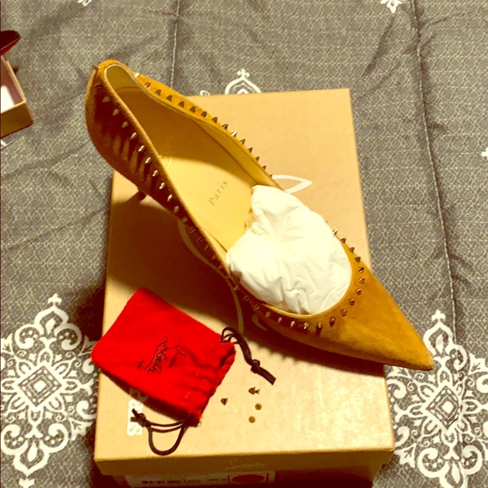Mustard color Christian louboutin “ajalina” pump